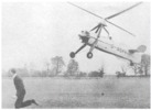 Un hombre corre adelante de un autogiro